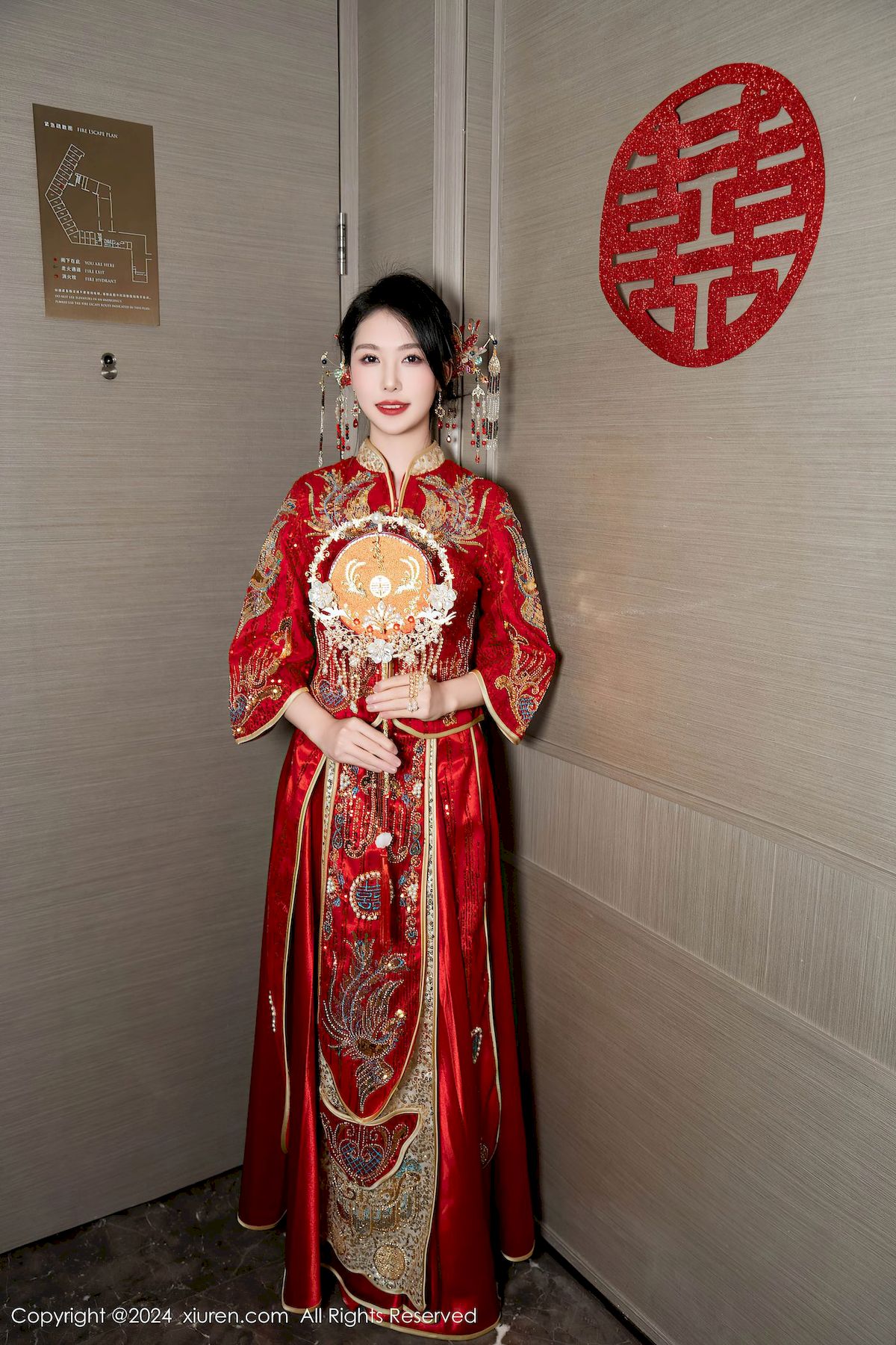 美女模特抖娘利世红色婚服新婚之夜主题